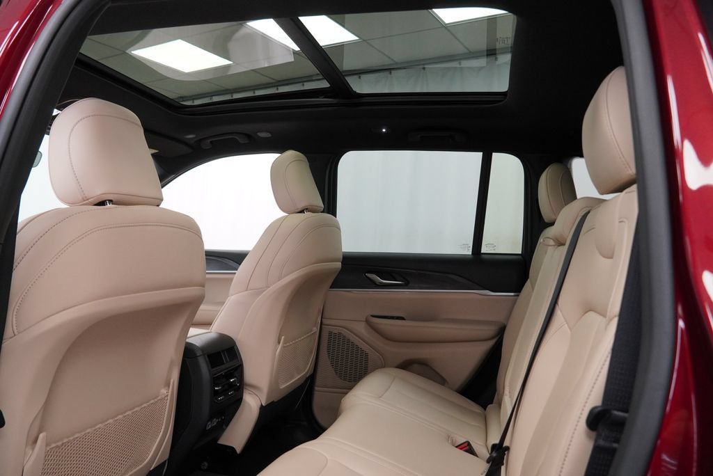 Certified 2025 Jeep Grand Cherokee Limited AWD/4WD image 4
