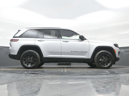 Used 2024 Jeep Grand Cherokee Altitude image 31