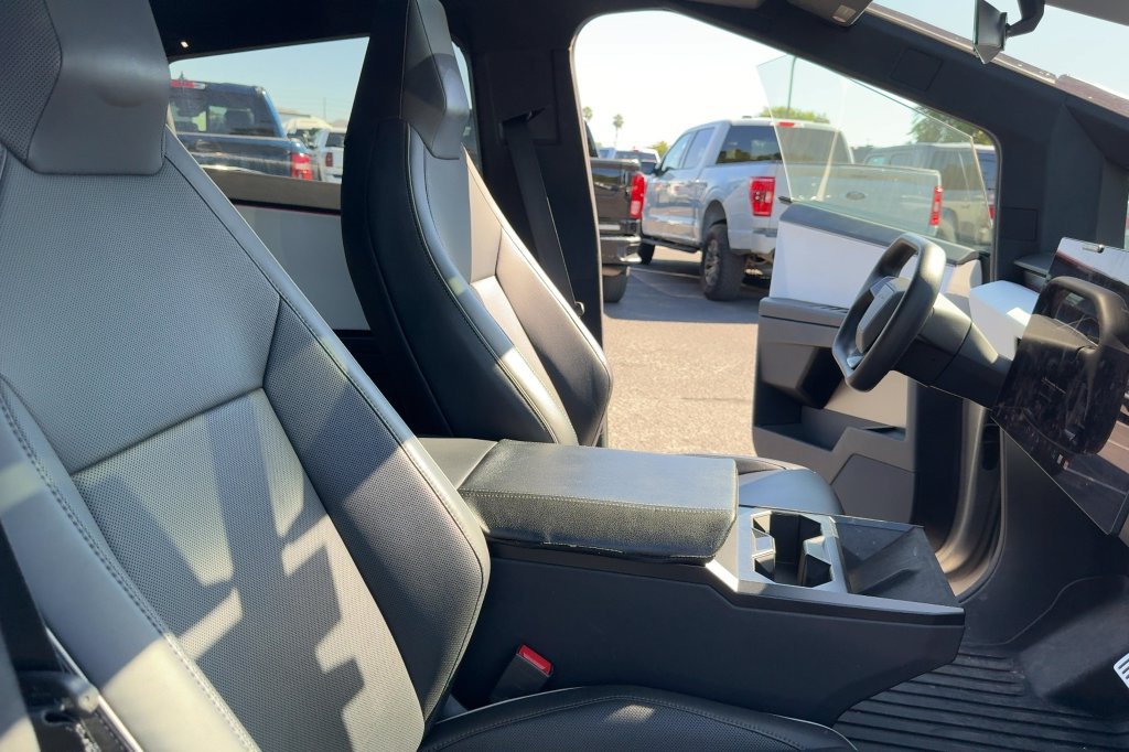 Used 2024 Tesla Cybertruck AWD Crew Cab image 15