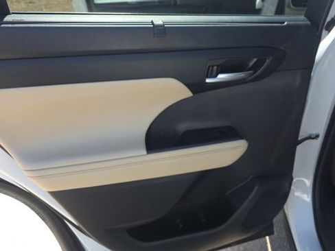 Used 2023 Toyota Highlander XLE image 16