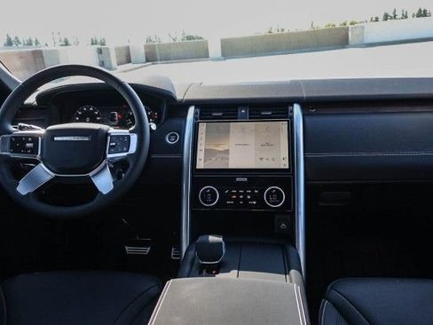 Used 2025 Land Rover Discovery Dynamic SE AWD/4WD image 19
