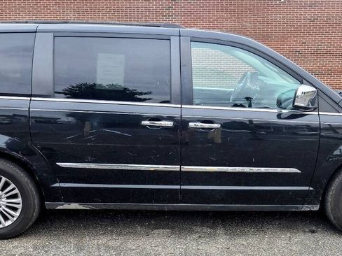 Used 2016 Chrysler Town & Country Touring-L FWD image 5