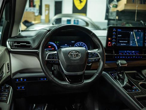 Used 2021 Toyota Sienna Limited image 17