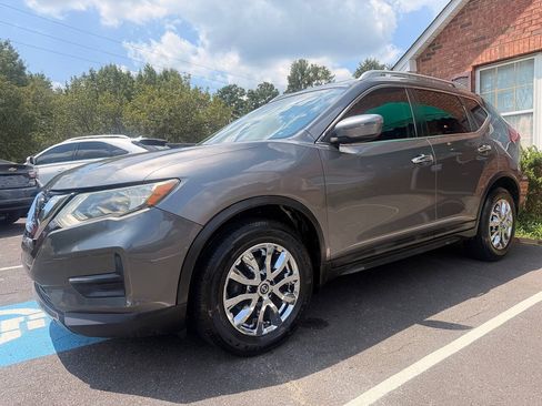 Used 2019 Nissan Rogue S w/ Special Edition Package FWD image 4