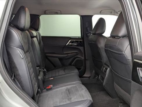 Used 2024 Mitsubishi Outlander SE image 18