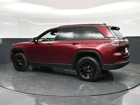 Used 2025 Jeep Grand Cherokee Altitude AWD/4WD image 10