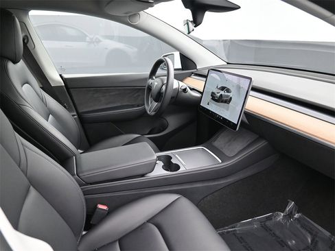 Used 2022 Tesla Model Y Long Range image 2