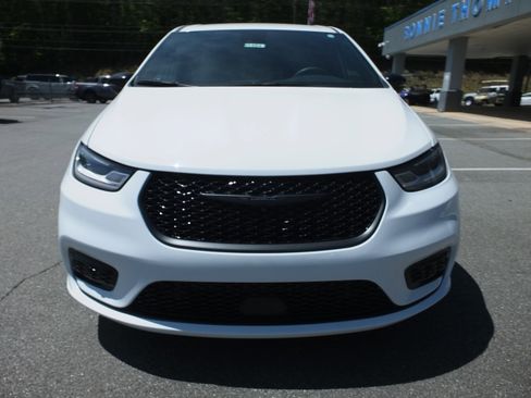 Used 2024 Chrysler Pacifica Limited FWD image 8