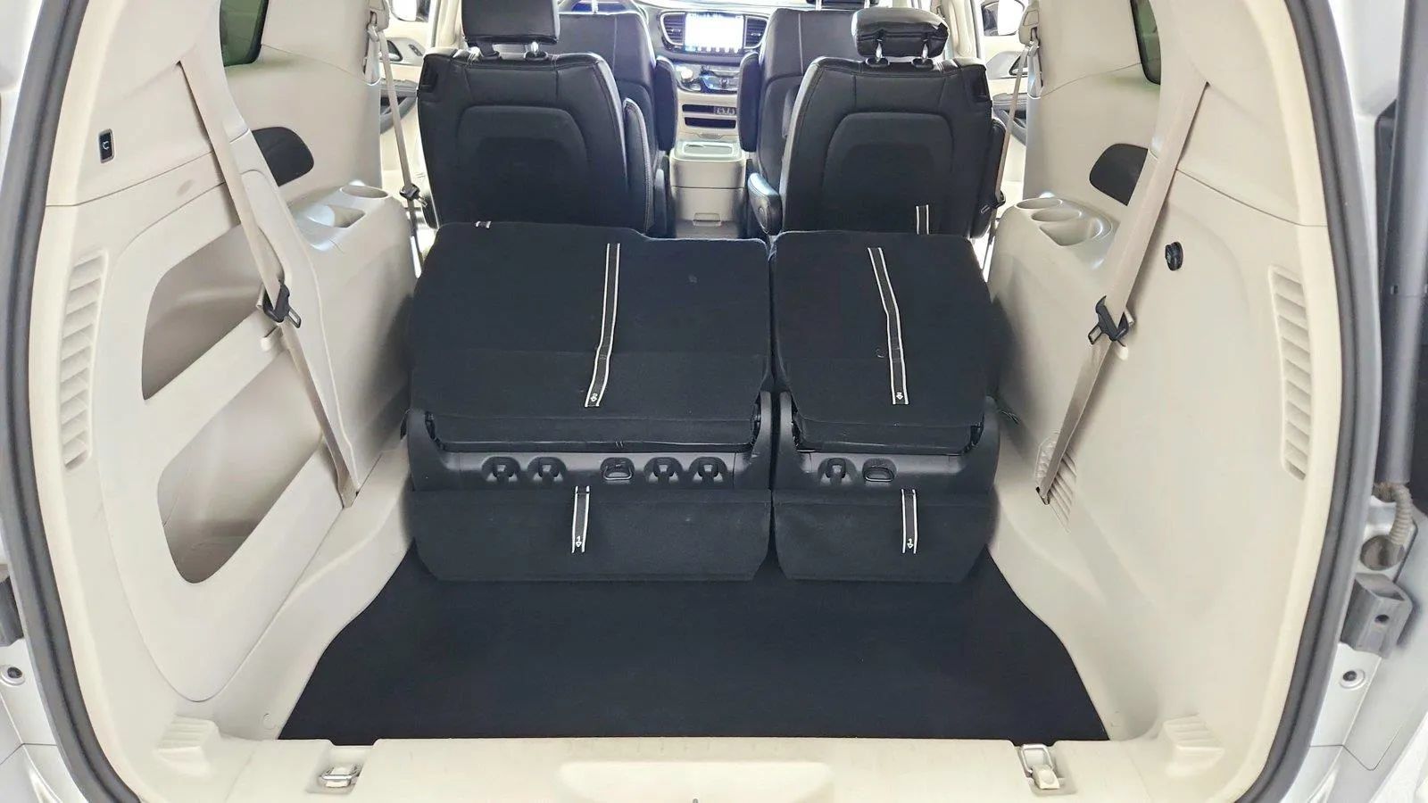 Used 2024 Chrysler Pacifica Touring-L FWD image 28