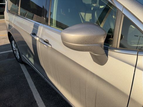 Used 2018 Chrysler Pacifica Touring-L image 3