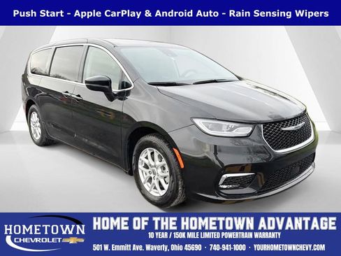 Used 2023 Chrysler Pacifica Touring-L image 1