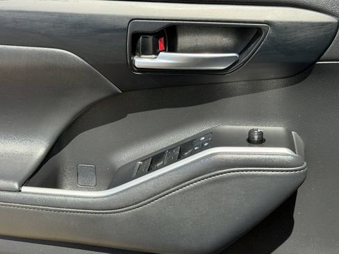 Used 2022 Toyota Highlander XLE FWD image 23