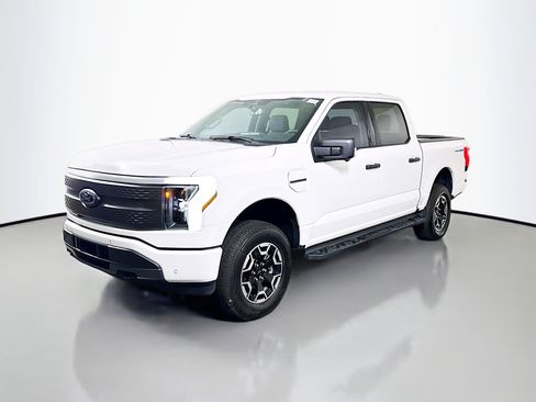 Used 2023 Ford F150 Lightning XLT image 4