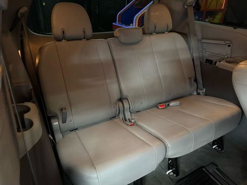 Used 2018 Toyota Sienna XLE Premium image 18