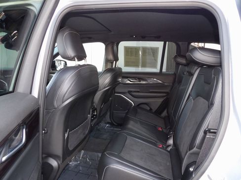 Used 2022 Jeep Grand Cherokee Altitude image 14