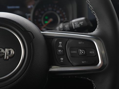 Used 2025 Jeep Wrangler Sahara image 27