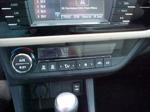 Used 2015 Toyota Corolla LE image 22