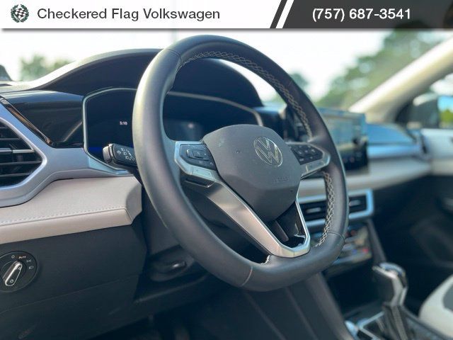 Used 2025 Volkswagen Taos SE FWD image 17