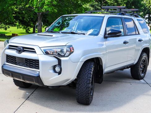 Used 2020 Toyota 4Runner Venture w/ Moonroof Package AWD/4WD image 3