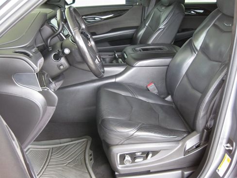 Used 2018 Cadillac Escalade Platinum RWD image 12