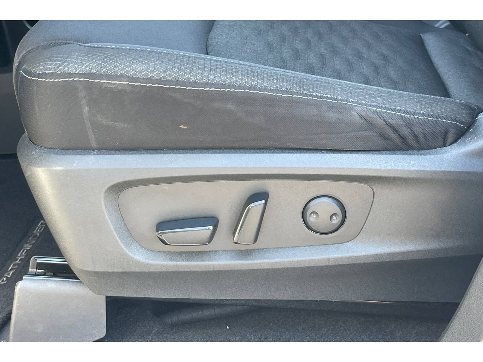 Used 2022 Nissan Pathfinder SV FWD image 14