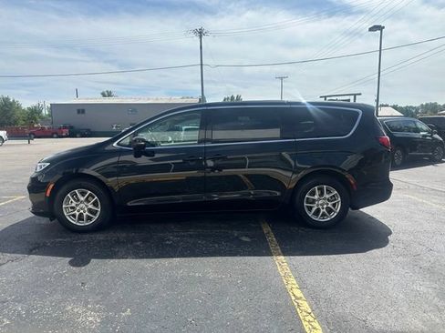 Used 2024 Chrysler Pacifica Touring-L FWD image 6
