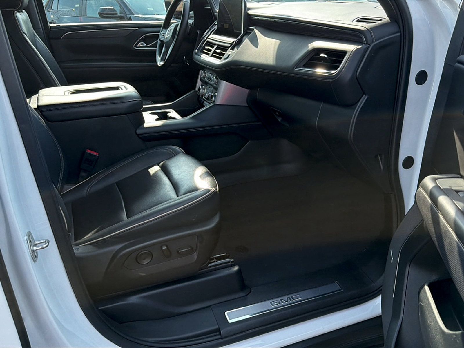 Used 2024 GMC Yukon SLT AWD/4WD image 13
