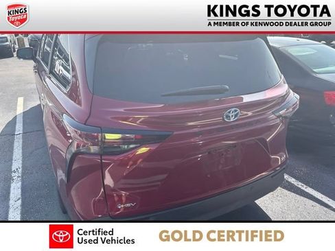 Used 2025 Toyota Sienna XLE FWD image 6