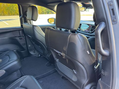 Used 2023 Chrysler Pacifica Touring-L w/ S Appearance Package image 52