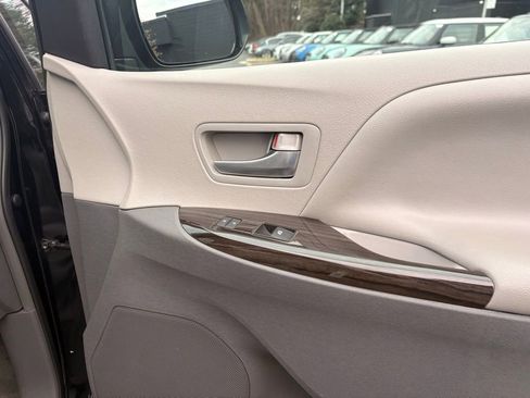 Used 2016 Toyota Sienna XLE image 28