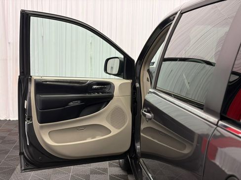 Used 2016 Chrysler Town & Country Touring FWD image 11