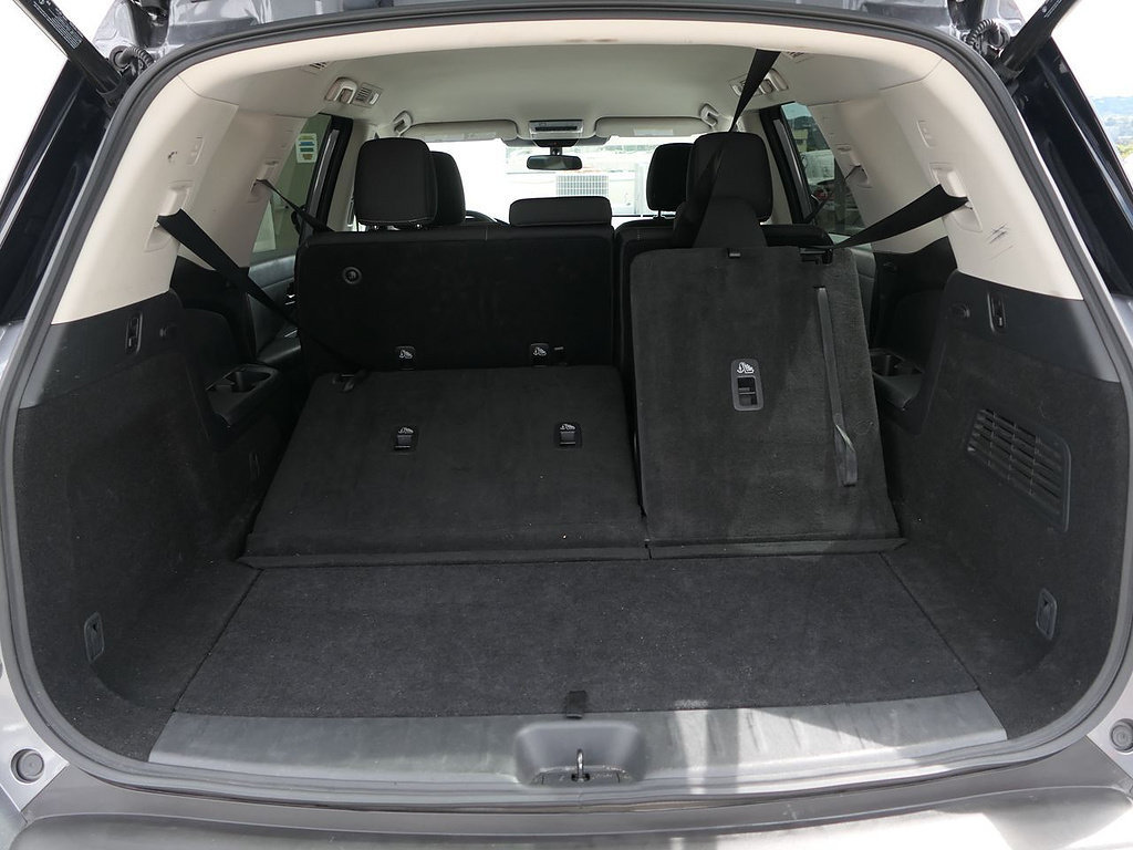 Used 2025 Nissan Pathfinder SV FWD image 36