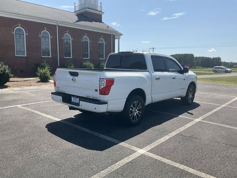 Used 2021 Nissan Titan SV AWD/4WD image 6