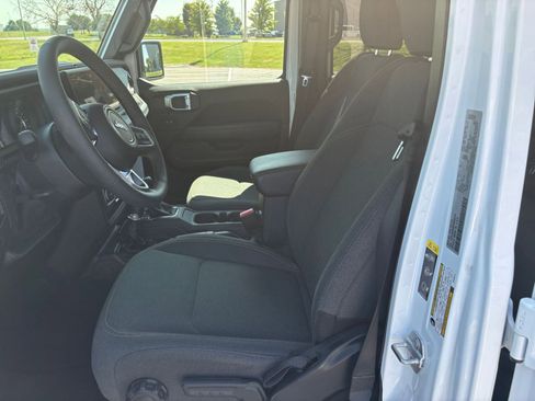 Used 2025 Jeep Wrangler Sahara image 25