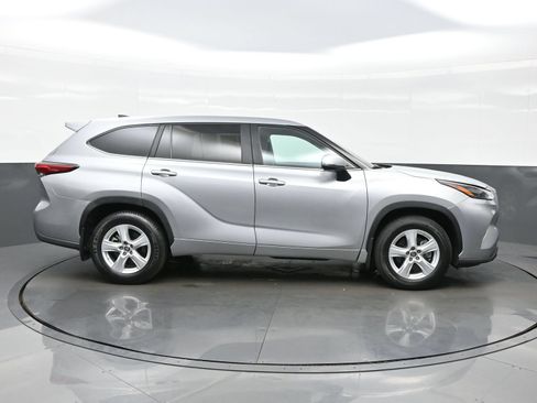 Used 2023 Toyota Highlander LE AWD/4WD image 7