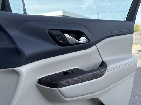 Used 2020 GMC Acadia Denali w/ Denali Ultimate Package image 39