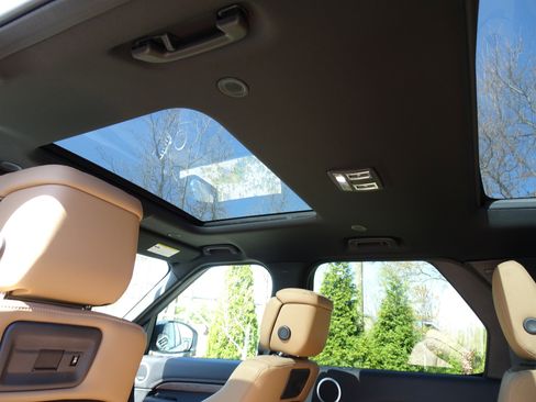 New 2025 Land Rover Discovery Dynamic SE image 23