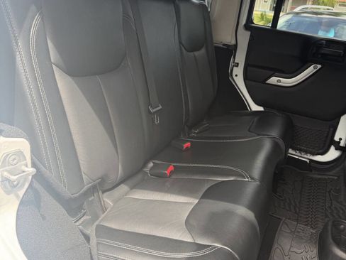 Used 2016 Jeep Wrangler Unlimited Rubicon AWD/4WD image 14