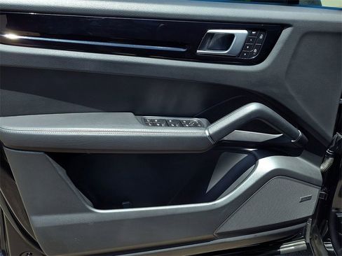 Used 2022 Porsche Cayenne w/ Premium Package image 9
