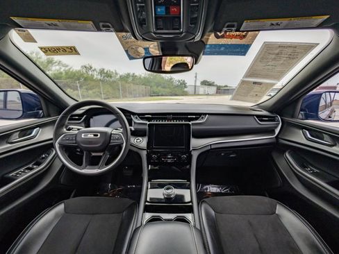 Used 2023 Jeep Grand Cherokee Altitude image 17