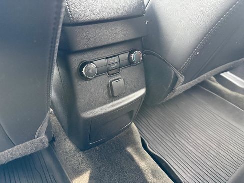 Used 2017 Ford Explorer XLT w/ Equipment Group 202A AWD/4WD image 18