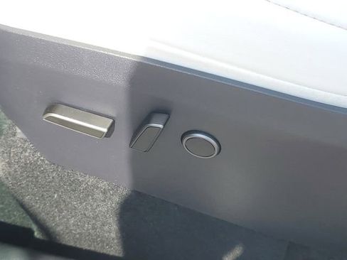 Used 2024 Tesla Model Y Long Range RWD image 7