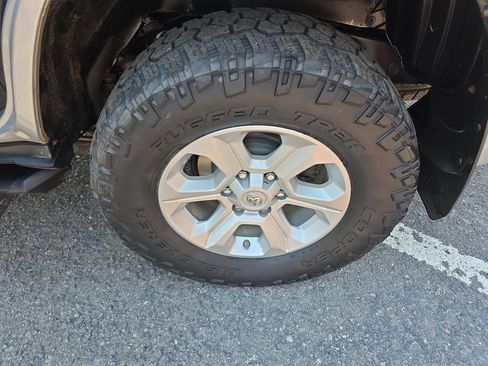 Used 2017 Toyota 4Runner SR5 AWD/4WD image 37