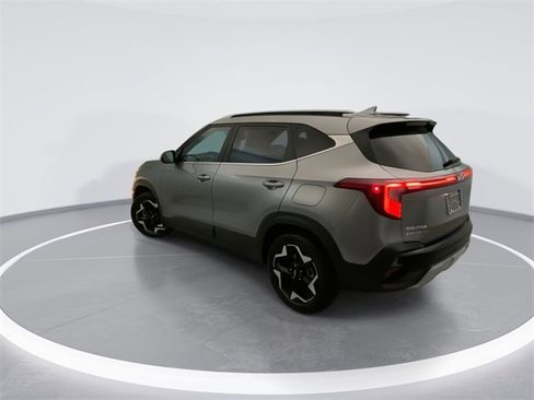 Used 2024 Kia Seltos EX image 2