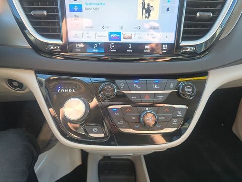 Used 2024 Chrysler Pacifica Touring-L FWD image 19