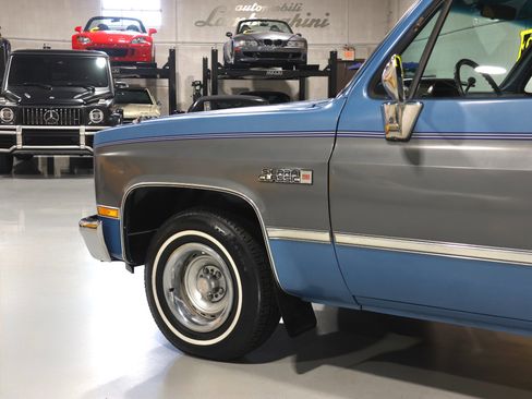 Used 1987 GMC Suburban 2WD image 41