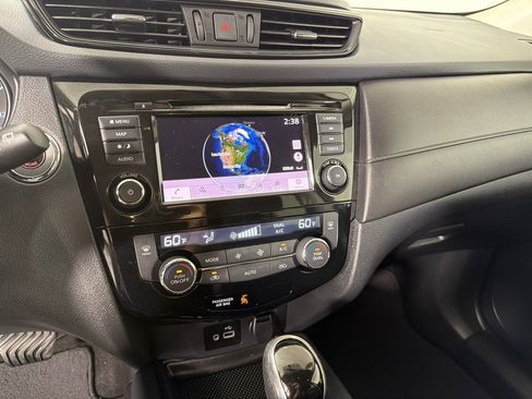 Used 2018 Nissan Rogue SV w/ Premium Package FWD image 14