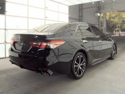 Used 2019 Toyota Camry SE FWD image 5