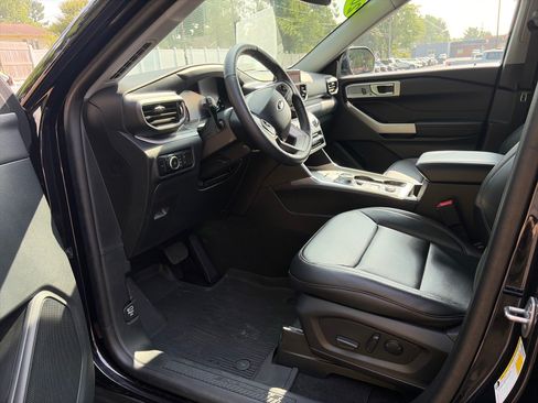 Used 2024 Ford Explorer XLT w/ Equipment Group 202A AWD/4WD image 10