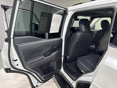 Used 2025 Lexus GX 550 w/ Accessory Package (Z1) AWD/4WD image 24